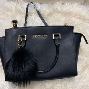 • MICHAEL KORS PURSE •